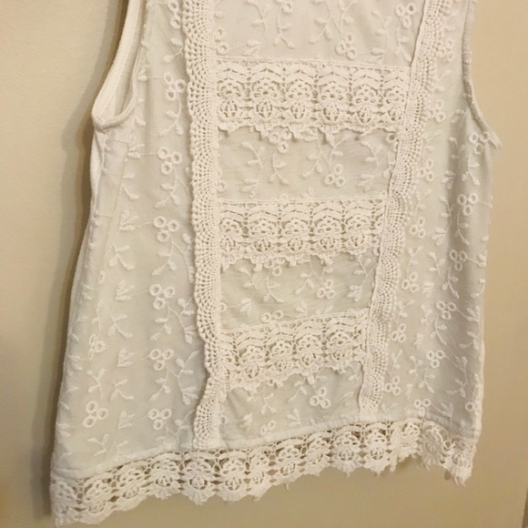 Sleeveless Blouse - Picture 3 of 9